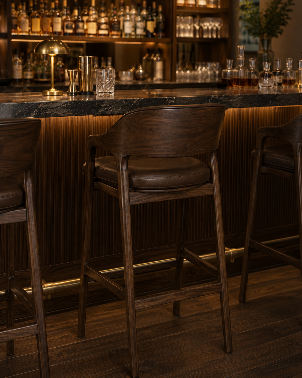 Le Tabouret de Bar "Club" en Noyer et Cuir Brun