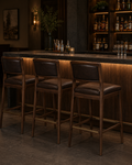 Le Tabouret de Bar Capitronné "Directoire" en Noyer et Cuir Sombre