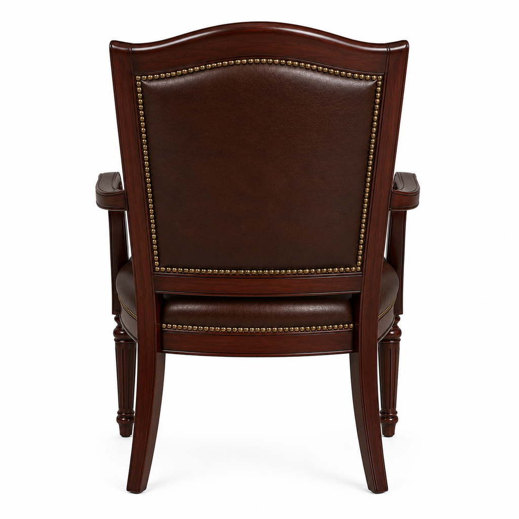 Le Fauteuil Directeur Classique "Régence" en Acajou et Cuir Clouté